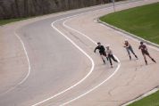 Eine Gruppe Inline-Skater in einer Kurve auf einer grossen Strasse Eine Gruppe Inline-Skater in einer Kurve auf einer grossen Strasse